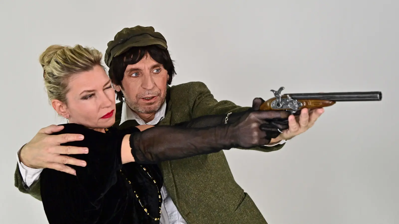 „So muss man die Pistole halten!“ Simone Suko mit Ernst Rockinger in „Der Bär”.  (Foto: Marc Kleine-Kleffmann)