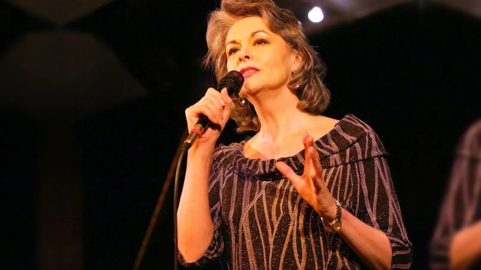 Kulturelles Highlight zum Ende des Jahres: Die Sängerin Jenny Evans gibt gemeinsam mit der Bigband Karlsfeld ein Konzert. (Foto: pi)