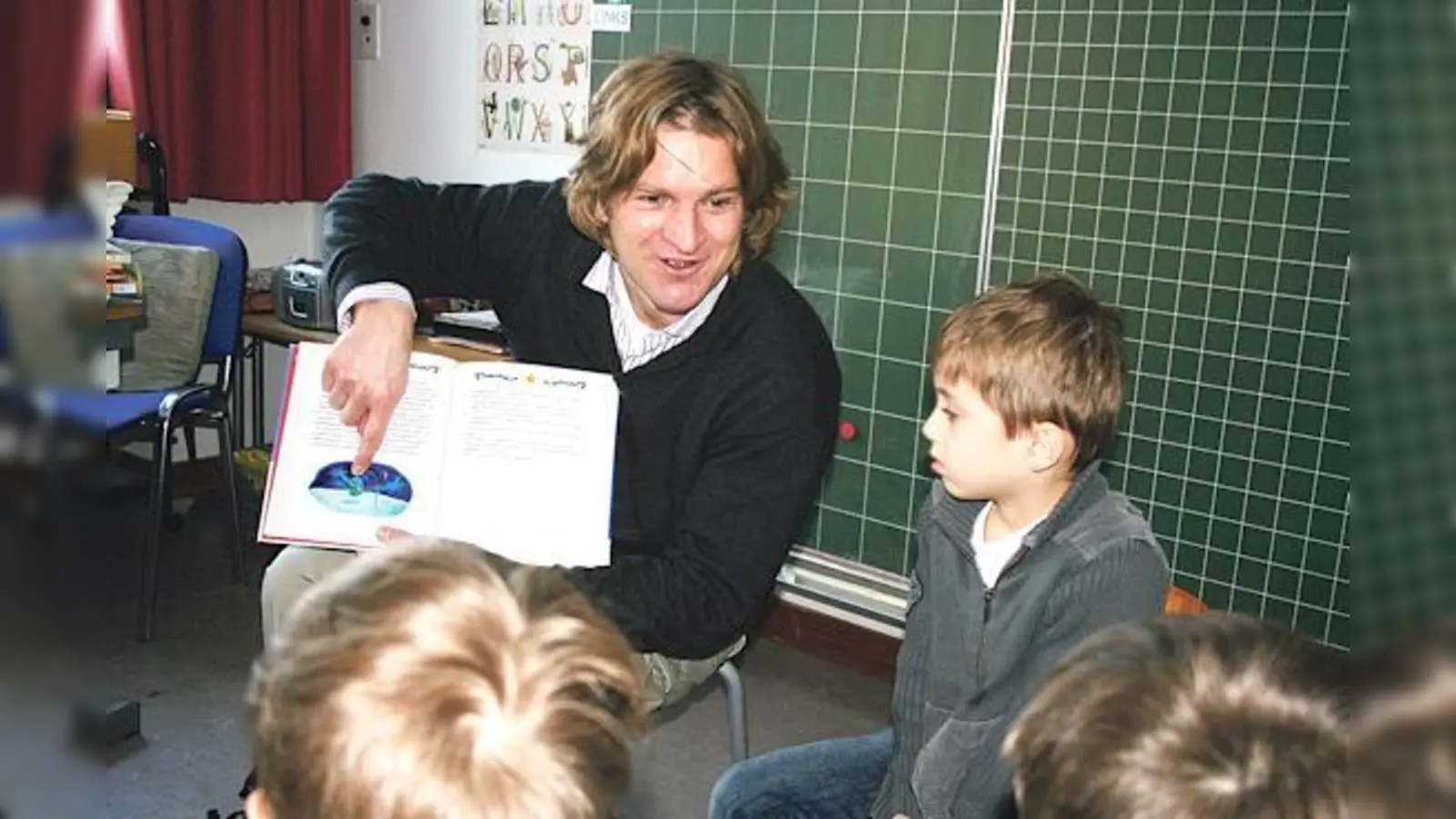 Auch der kleine Constantin lauscht ganz gespannt der Weihnachtsgeschichte, die Christian Rittinghaus gerade vorliest. 	 (Foto: ws)