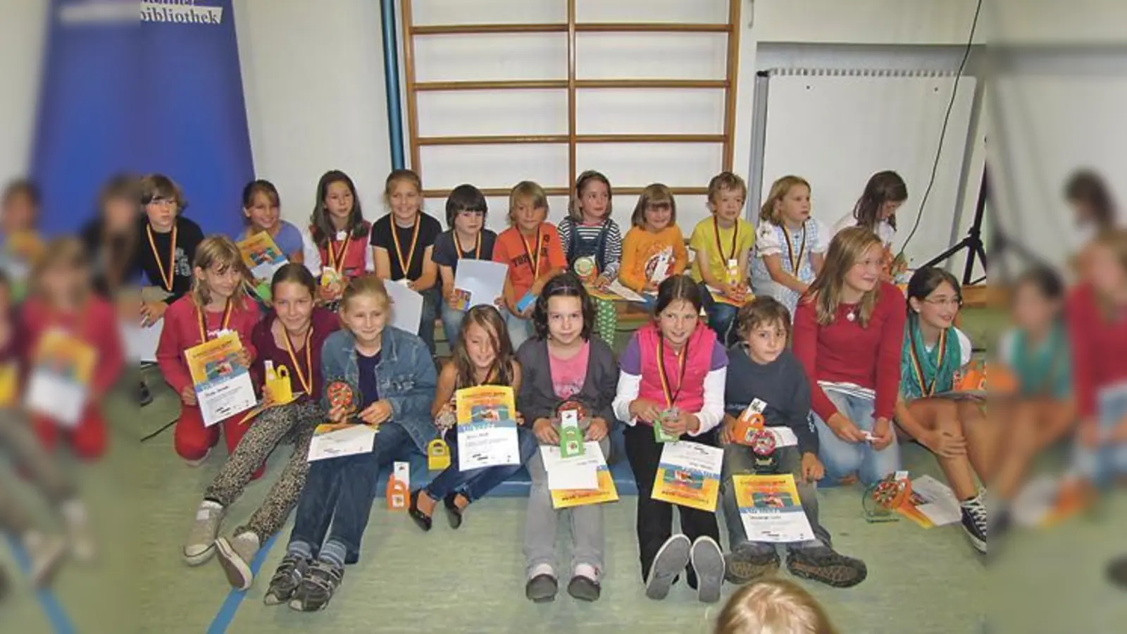 Die Sieger des Sommer-Lesewettbewerbs erhielten Pokale, Urkunden und Geschenke.  (Foto: Privat)