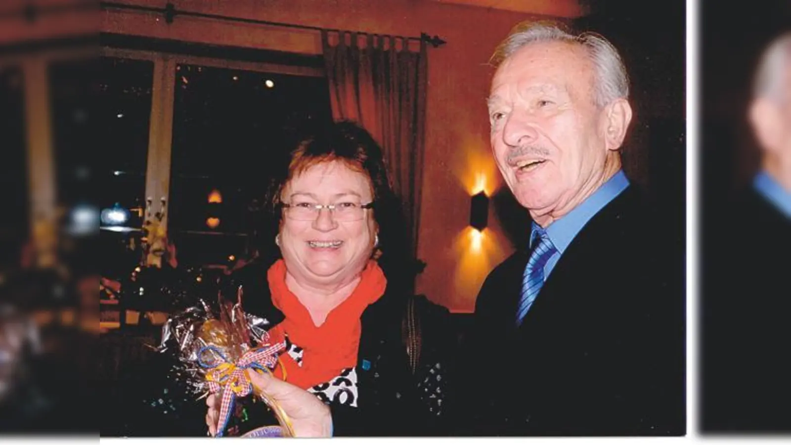 Im Namen von Bürgermeister Thomas Loderer überreichte Gemeinderätin Erika Aulenbach dem Jubilar einen Ottobrunner Sekt und zwei Gläser mit Wappengravur.	 (Foto: privat)