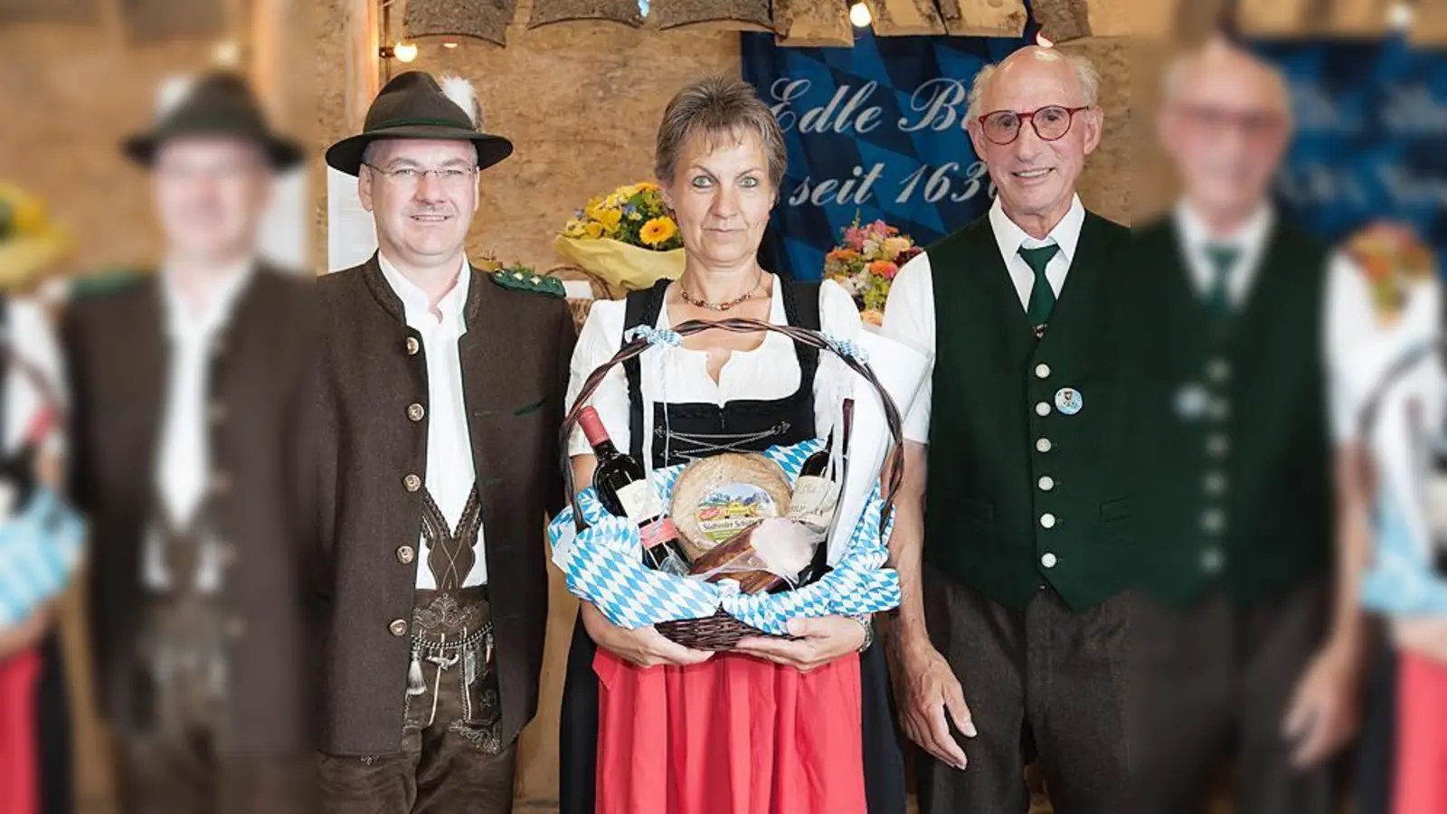 1. Schützenmeister Udo Weiß (l.) überreichte Claudia Maier den Siegerkorb. Sportleiter Roland Brück gratulierte (r.).  (Foto: Roland Altmann)