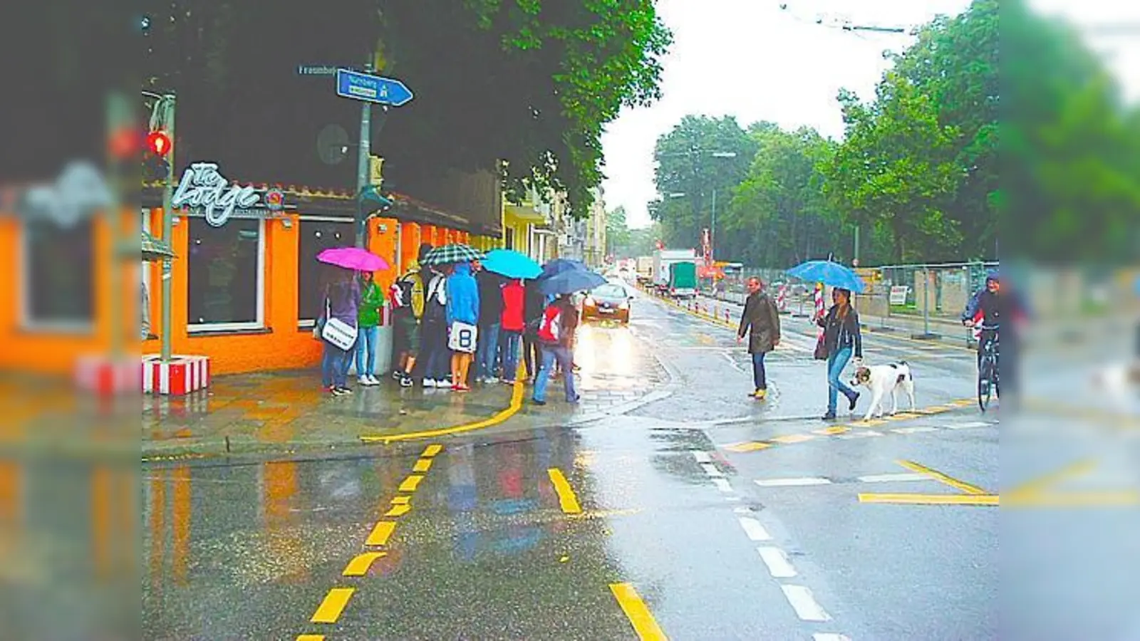Wo beginnt die Straße? Verschärfte Vorsicht müssen Passanten momentan an der Fraunhofer- (vorne)/ Ecke Erhardtstraße walten lassen.	 (Foto: Privat)