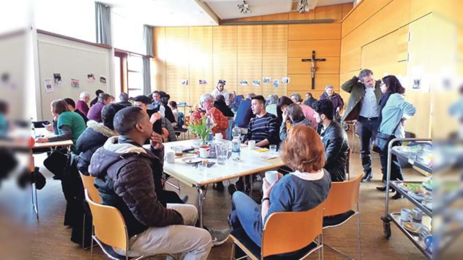 Menschen verschiedener Nationalitäten und Altersklassen konnten sich beim Café austauschen.	 (Foto: Verein)