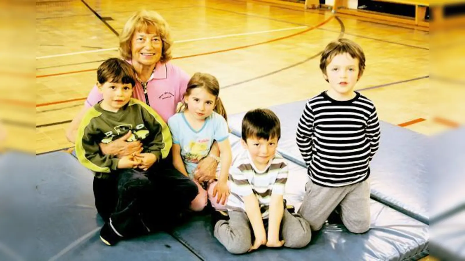 Gretl Dorr mit vier ihrer kleinen Turner Von links nach rechts: Lukas, Sophia, Maxi und Leonardo (v.l.n.r.).	 (Foto: js)