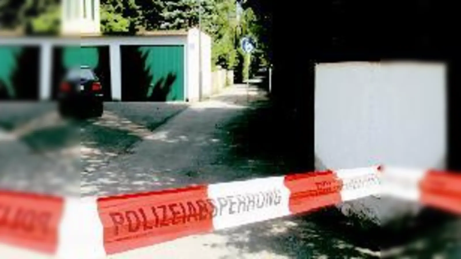 Die Zufahrt zum Haus, das die verunglückte Pullacher Familie bewohnt hatte, wurde zeitweise von der Polizei gesperrt.  (Foto: Gruber)