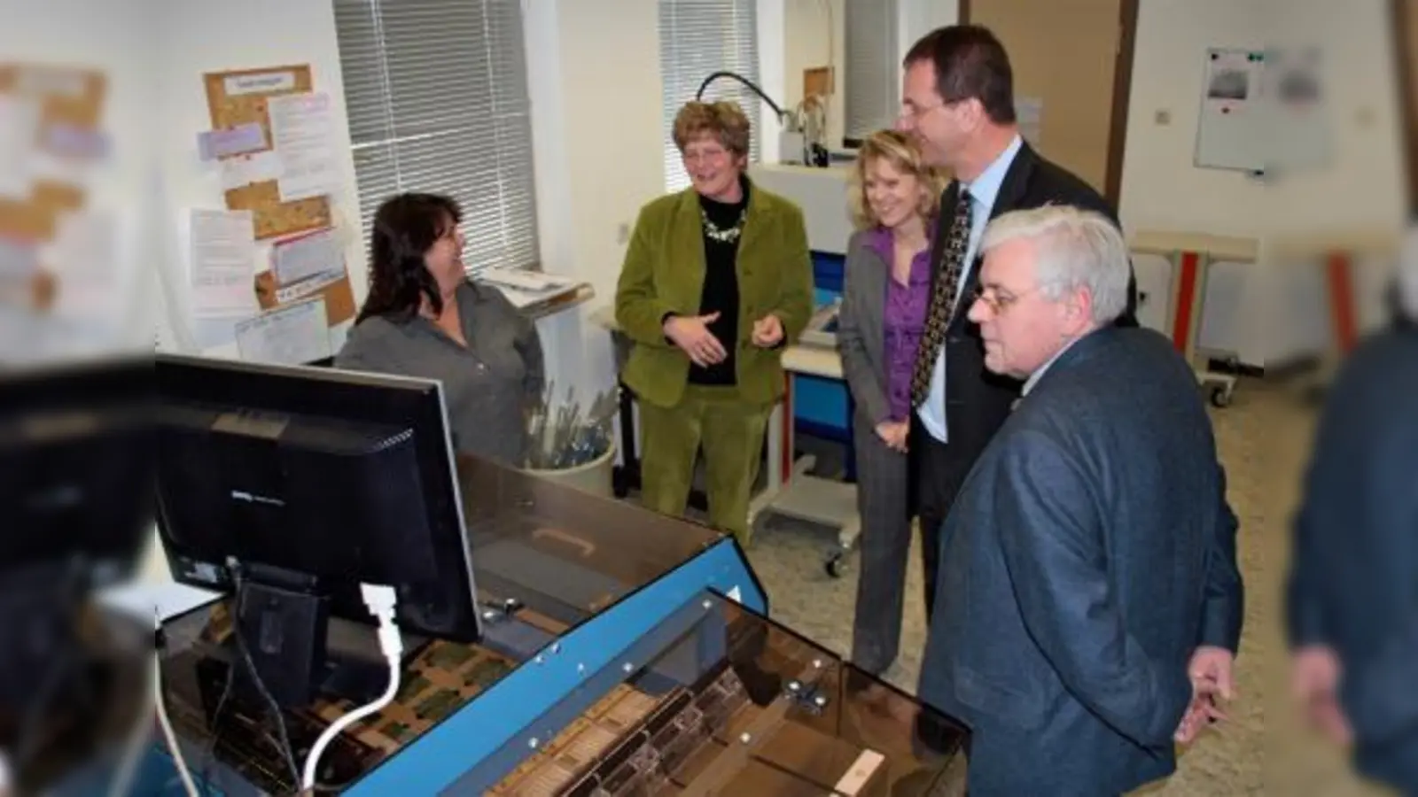 GeBE-Mitarbeiterin Evi Breiter und GeBE-Geschäftsführerin Brigitte Breidenbach erklären hier Petra Tech, OB Andreas Haas und Albert Metz (v.l.) die Fertigung einer elektronischen µ-Computerbaugruppe auf einem Bestückungsautomaten. (Foto: pi)