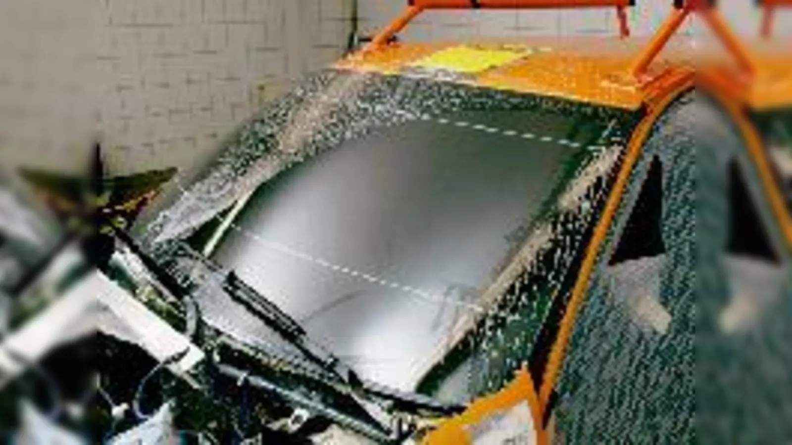 Keine Schlieren, glasklare  (Foto: Ein paar Euro mehr sind gut investiertes Geld. Billigprodukte hingegen halten nicht, was sie versprechen, so das Ergebnis des aktuellen ADAC-Scheibenwischertests.)