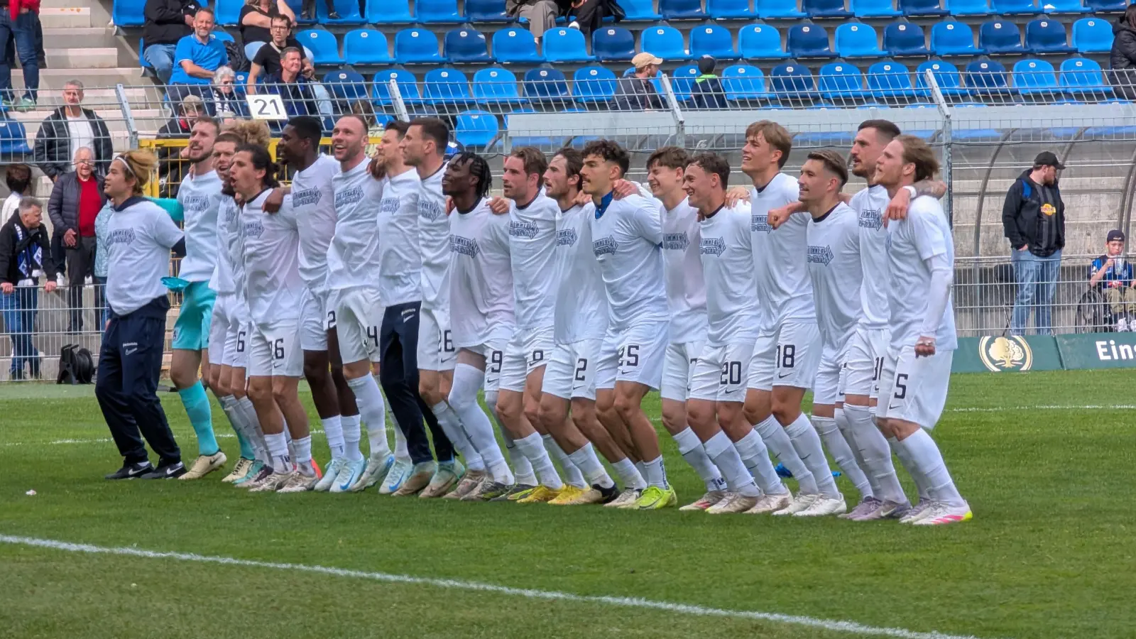 Erfolgreiche Partie: Münchner Löwen feiern in Mannheim.  (Foto: M. Forster)