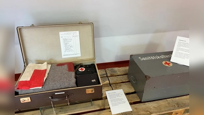 Ausgewählte Exponate und Fotos sind noch bis zum 27. März in der VR-Bank zu sehen.  (Foto: Rotkreuzmuseum Dachau)