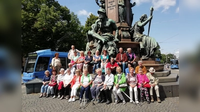 Die VdK-ler aus Otterfing erkundeten München mit der Straßenbahn. Eine kleine Verschnaufpause wurde am Max II-Denkmal eingelegt. (Foto: Verein)