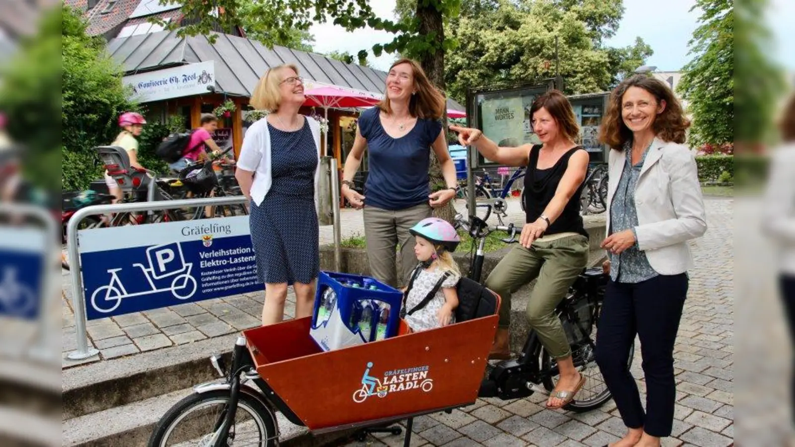 Martina Mittelschiffthaler (2.v.r.) hat sich als eine der ersten fürs Lastenradeln angemeldet, noch bevor Bürgermeisterin Uta Wüst, Klimamanagerin Sabrina Schröpfer und Büchereileiterin Elke Naeve (von rechts) den neuen kostenlosen Service der Gemeinde vorstellten. (Foto: us)