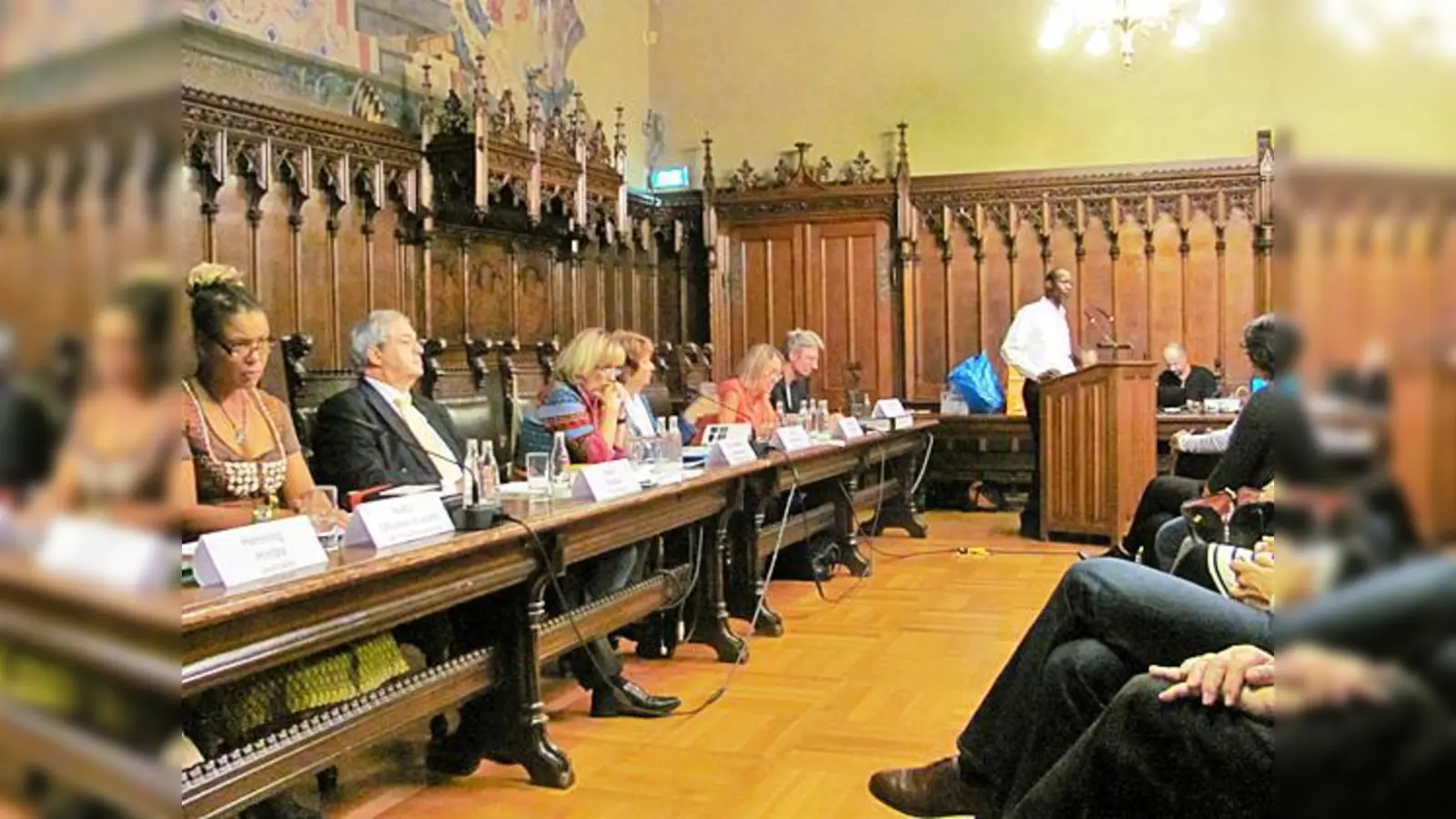 Sie erörterten im Rathaus das Pro und Kontra von Straßenumbenennungen,  darunter Stadtrat Podiuk (2. von links), die Bogenhauser BA-Vorsitzende Pilz-Strasser (3. von rechts) sowie Vertreter des Ausländerbeirates.	 (Foto: bus)