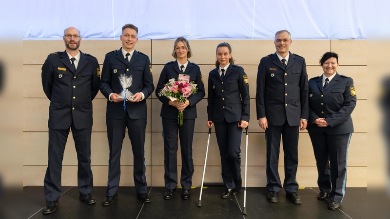 Michael Holzner (l.), Michael Dibowski (2. r.) und Sabine Stöhr (r.) ehrten die Seminarbesten Jonathan Brandi-Dohrn, Theresa Westner und Lara Fidorra.<br> (Foto: BAP Dachau)