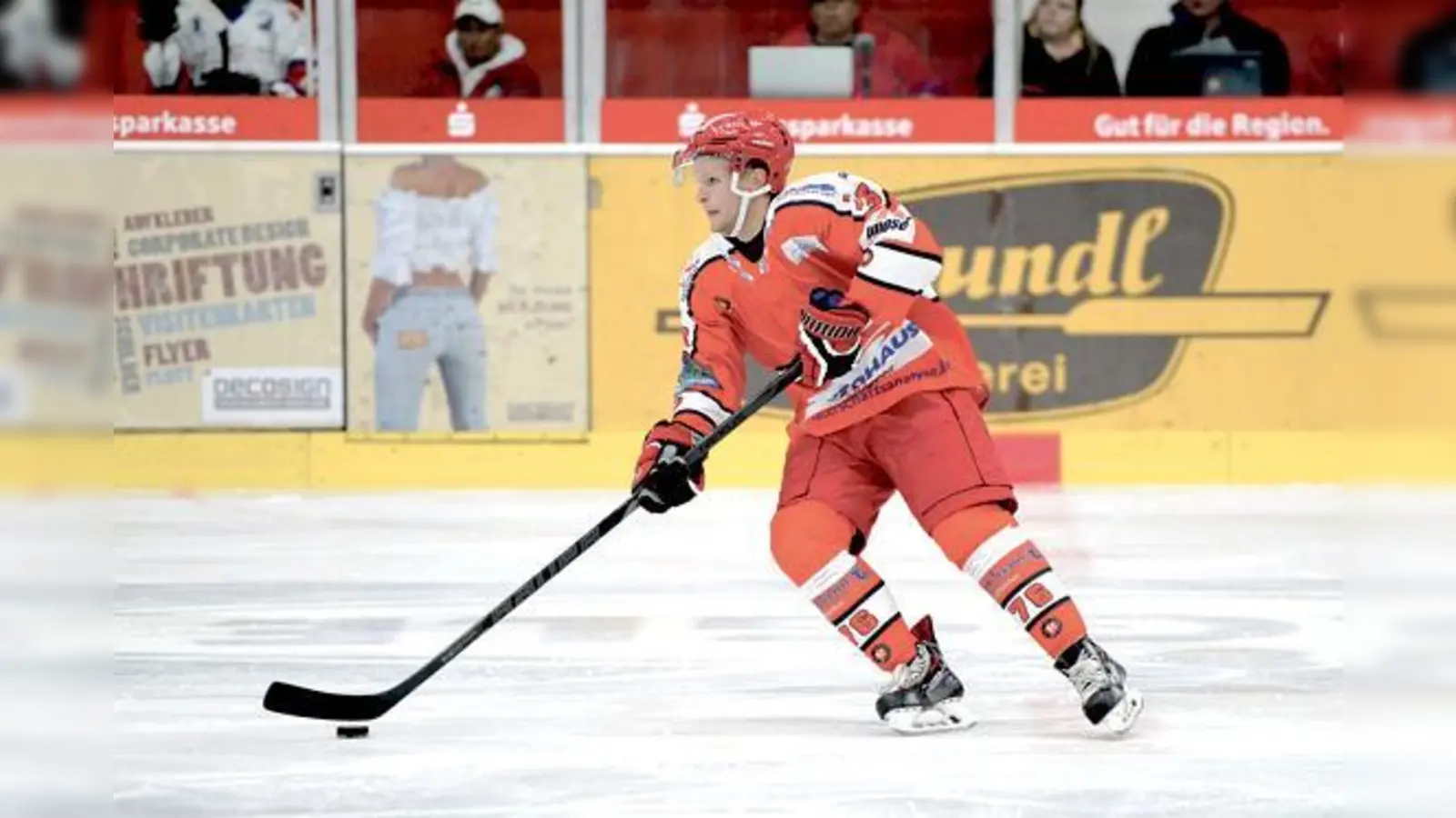 Valentin Scharpf fühlt sich nach seiner Rückkehr zum EHC Klostersee von den Gladiators aus Erding schon wieder so richtig  (Foto: Er war in den beiden Vorbereitungsspielen des Wochenendes jeweils erfolgreich.	Foto:smg / Nicky Alexander)