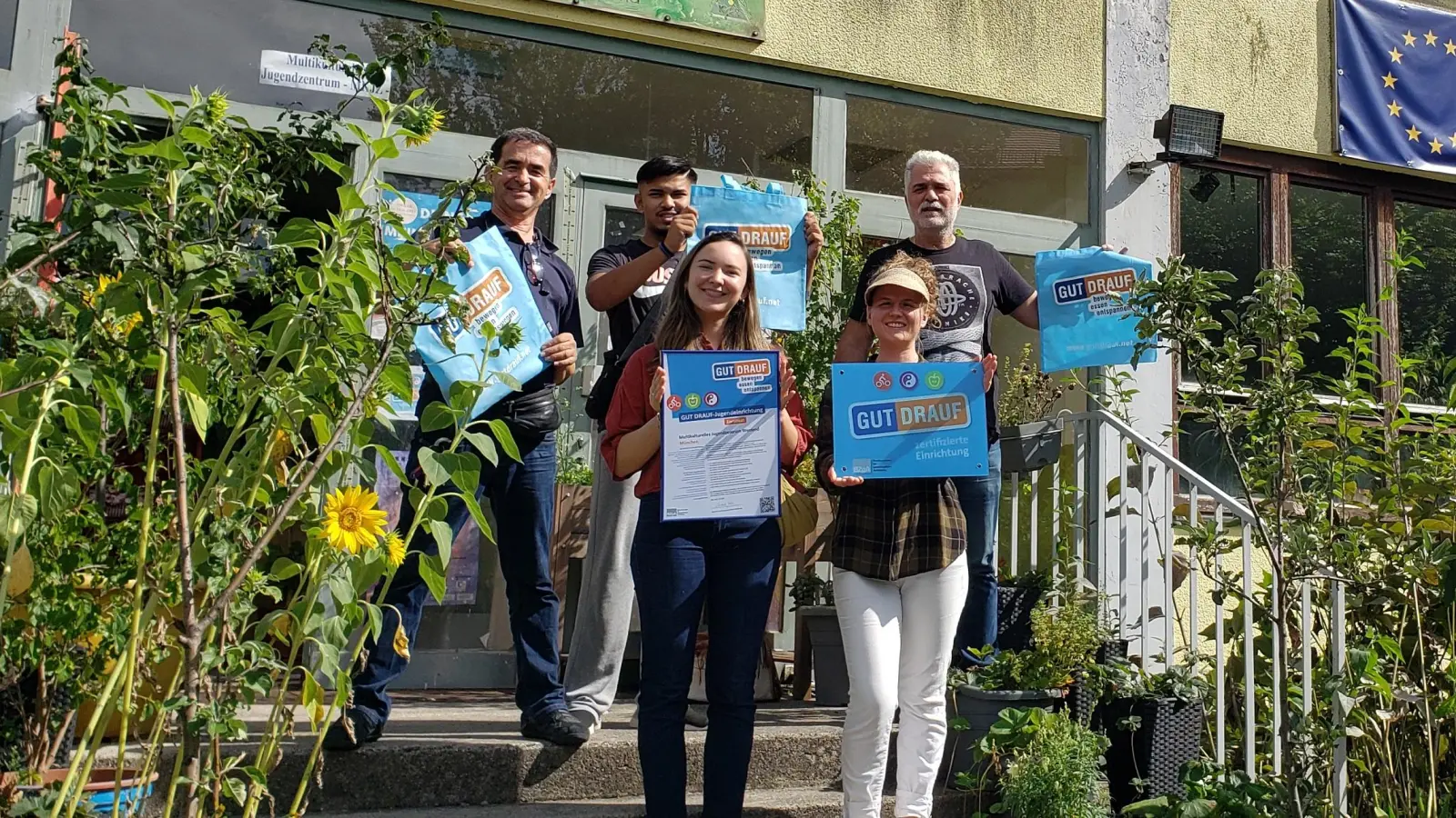 Das Multikulturelle Jugendzentrum (MKJZ) Westend freut sich über das „gut drauf“-Zertifikat der Bundeszentrale für gesundheitliche Aufklärung. Im Bild (hinten von links): Leiter Ismail Sahin, Besucher Faisal und Sakis Charamis (Päd. Mitarbeiter); vorne von links: Sofia Ruan und Nina Kallweit (beide päd. Hilfskräfte). (Foto: Miroslav Mitrovic/ MKJZ)