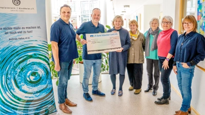 Lions-Präsident Wolfgang Frank (2. von links) und Vizepräsident Renée Bayer (links) überreichten die Spende an den Vorstand des Hospizvereins mit der Vorsitzenden Verena Reckzeh (3. von links) sowie Gaby Lajtkep, Waltraud Aßbeck, Bea Strathmann und Hilde Brandt. (Foto: Claudia Topel)