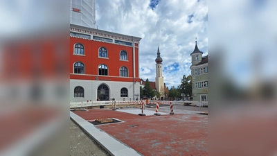 Im Sommer noch eine Großbaustelle soll der Friedrich-Fischer_ Platz nun feierlich eröffnet werden. (Foto: chö)