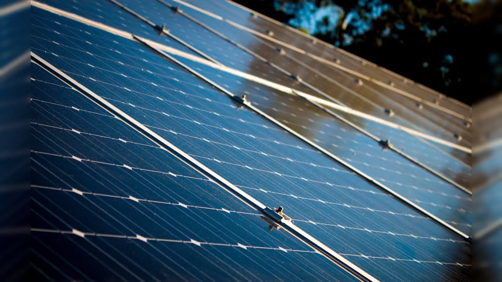  Fachreferent Oskar Wolf vermittelt Grundlagen über alle Schritte zur Planung einer eigenen Solarthermie-Anlage. (Foto: CCO)