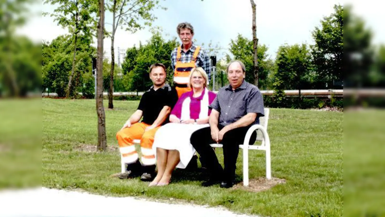 Bauhofleiter Helmut Medel, Bürgermeisterin Gabor, Umweltreferent Christoph Marquart und stehend ­Rudolf Weigel (v. l.). 	 (Foto: Stadt Garching)