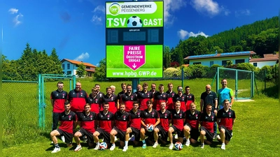 Die 1. und 2. Mannschaft vom TSV Hohenpeißenberg e.V. – Fußball zusammen mit Philipp Reichhart (Vertriebsleiter) und Werner Jungwirth (Marketingleiter) der Gemeindewerke Peißenberg KU. (Foto: TSV Hohenpeißenberg)