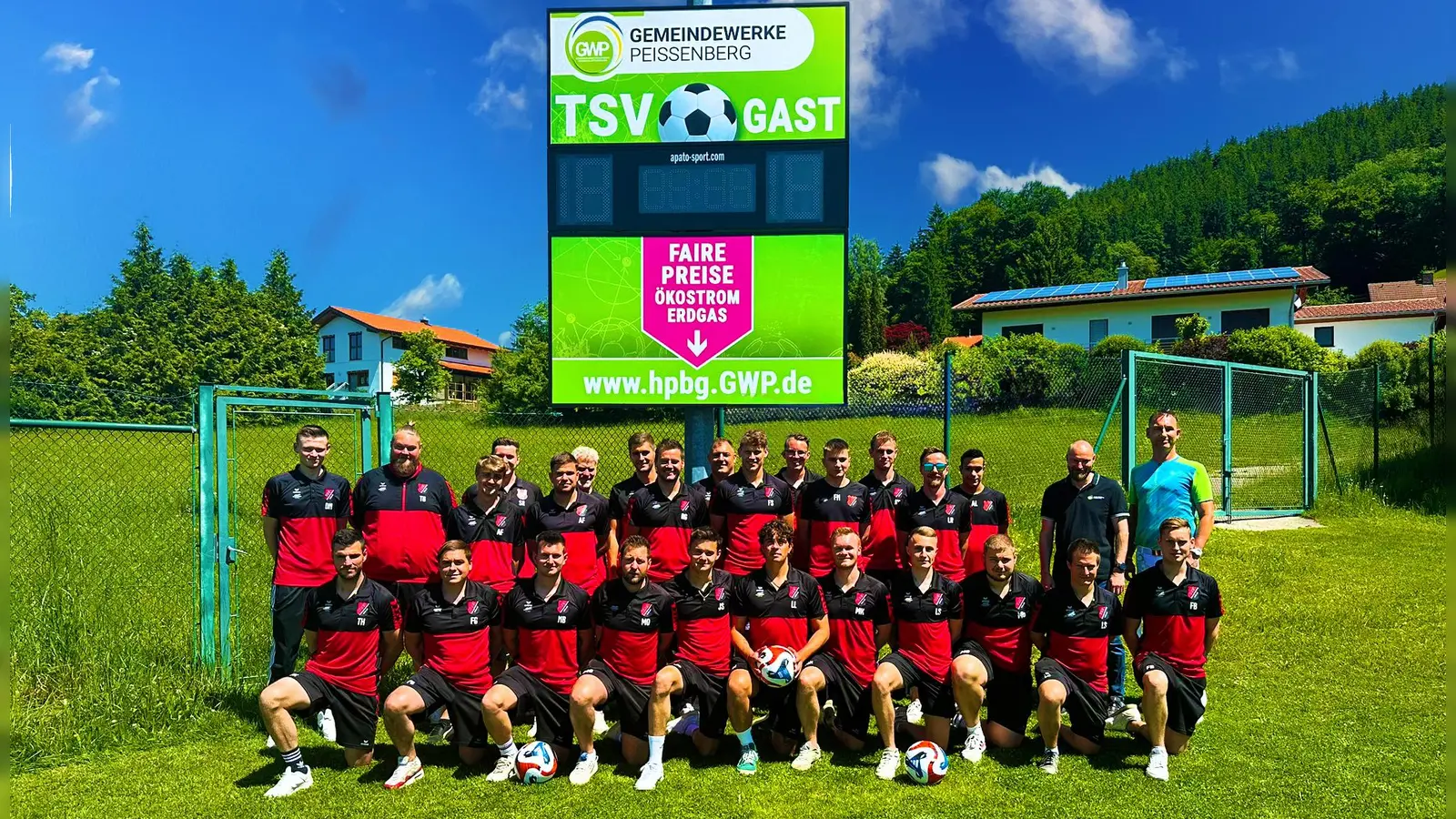 Die 1. und 2. Mannschaft vom TSV Hohenpeißenberg e.V. – Fußball zusammen mit Philipp Reichhart (Vertriebsleiter) und Werner Jungwirth (Marketingleiter) der Gemeindewerke Peißenberg KU. (Foto: TSV Hohenpeißenberg)