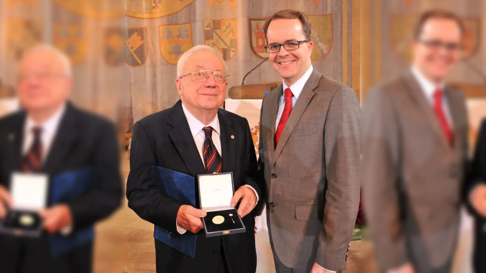 MdL Markus Rinderspacher (re.) gratuliert Prof. Dr. Peter Landau zur Auszeichnung.	 (Foto: Privat)