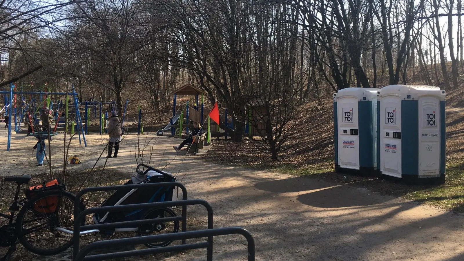 Die zwei mobilen Toiletten befinden sich vor dem Eingang zum Spielplatz in der Anlage Neuhofen Nord. (Foto: Livia Schommer)