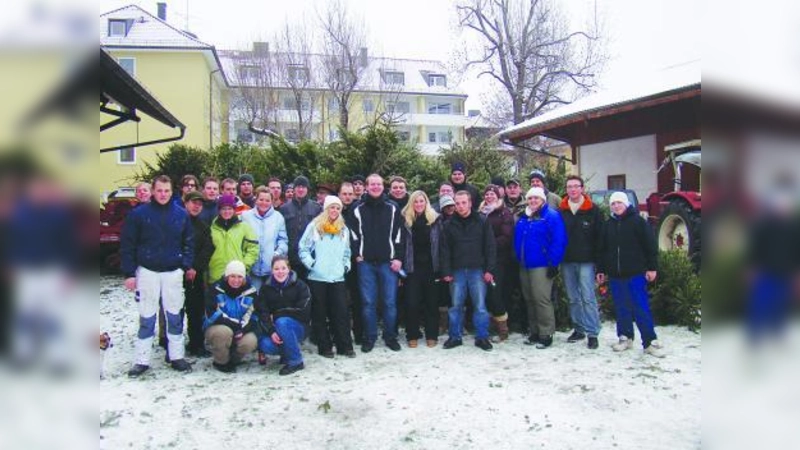 Die Mitglieder der JU-Kreisverbände West und Südwest mit der „Ausbeute“ der diesjährigen Christbaum-Abhol-Aktion. (Foto: pi)