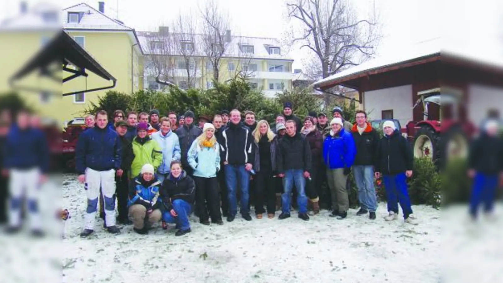 Die Mitglieder der JU-Kreisverbände West und Südwest mit der „Ausbeute“ der diesjährigen Christbaum-Abhol-Aktion. (Foto: pi)