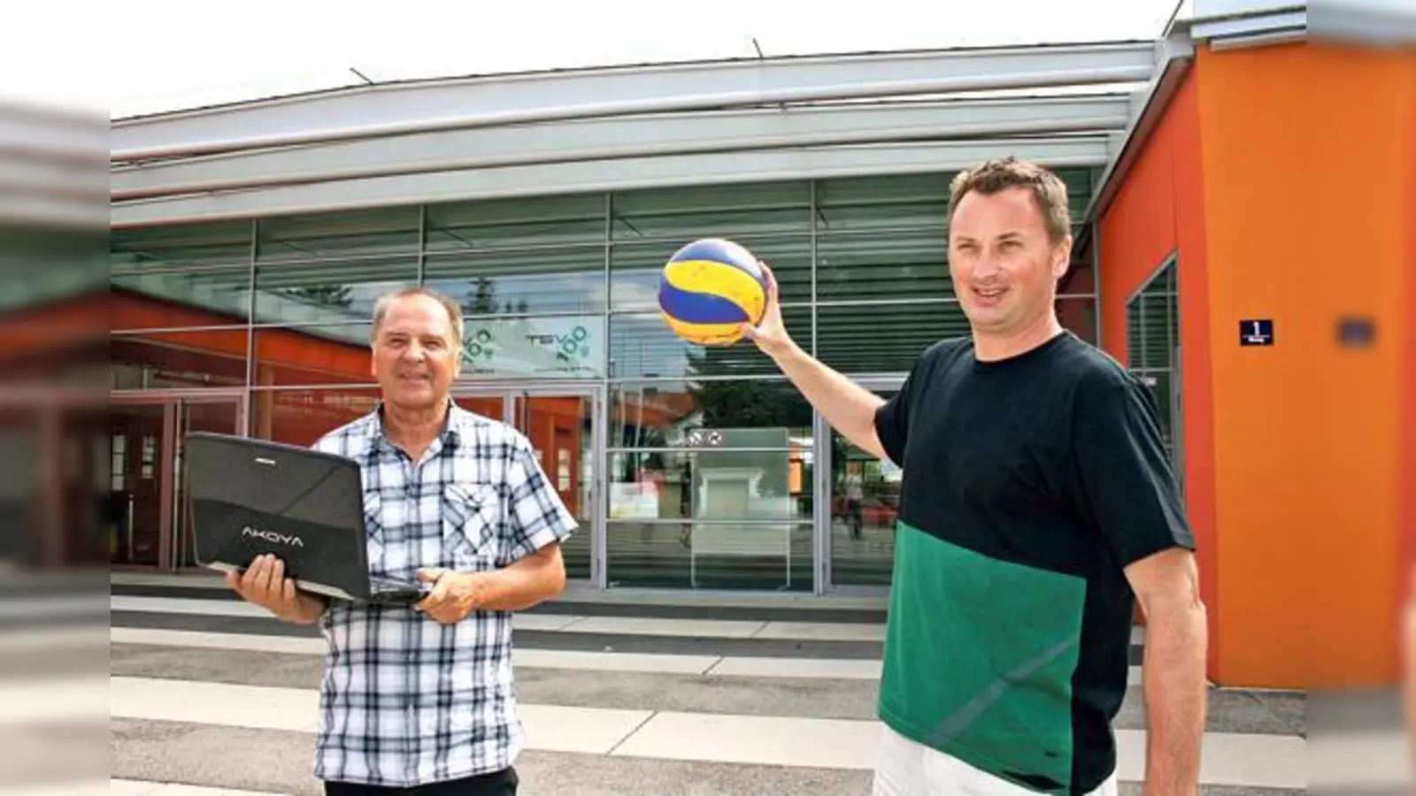 Die Macher und ihre Arbeitsgeräte: Manager Josef Köck kann seinen Rechner nicht entbehren, Trainer Mihai Paduretu nicht den Ball.	  (Foto: cr)