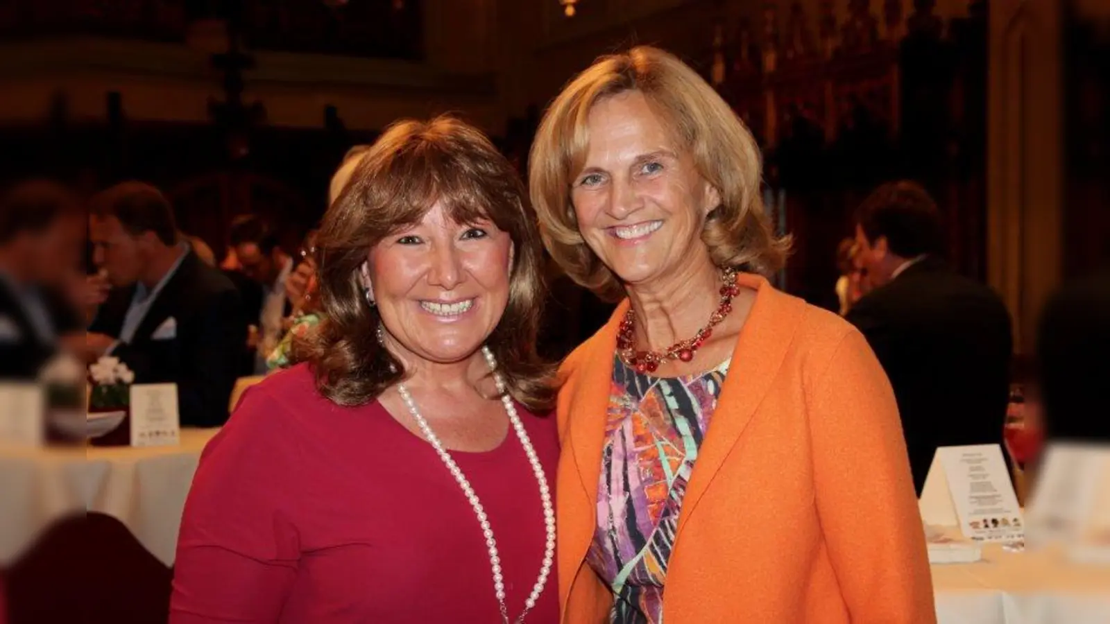 „Wir bekommen enorm viel Zuspruch, das ist unheimlich berührend”, dankt Petra Reiter (l.) - auch von ganz hoher Stelle, wie zum Bespiel von Karin Seehofer, Gattin des Ministerpräsidenten Horst Seehofer. (Foto: us)