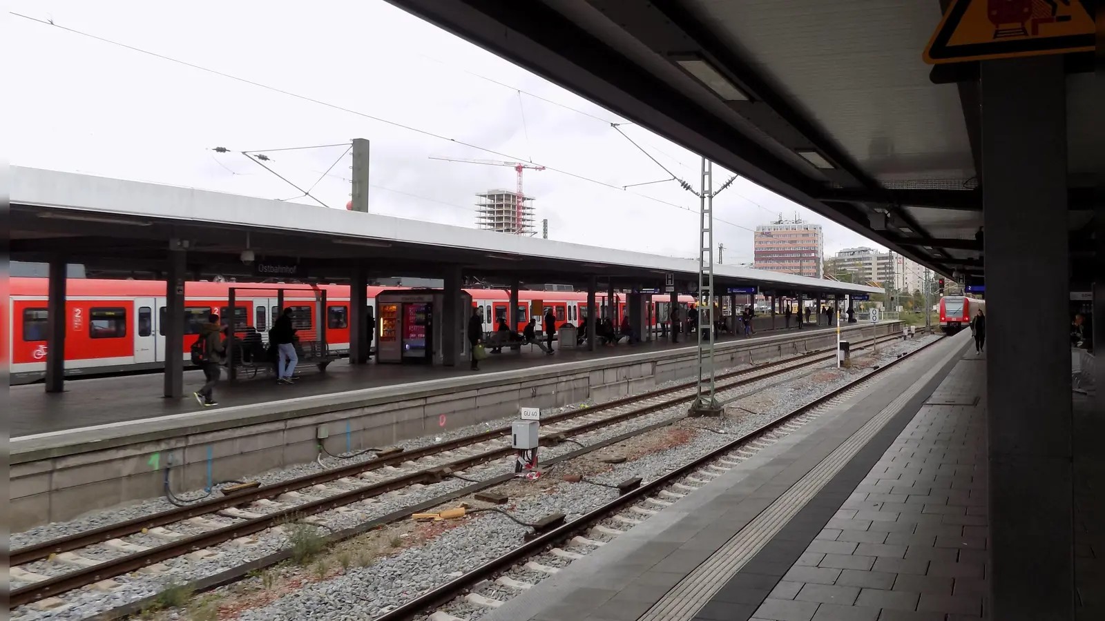 Am Ostbahnhof hat ein Mann im Gleis für kurzzeitige Betriebsstörungen im Bahnverkehr gesorgt. (Foto: bas)