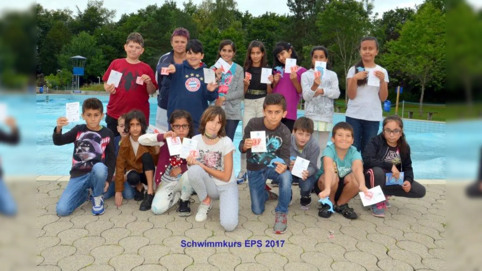 Stolz präsentieren die Schüler ihre Schwimmabzeichen. (Foto: Werner Geißlinger)