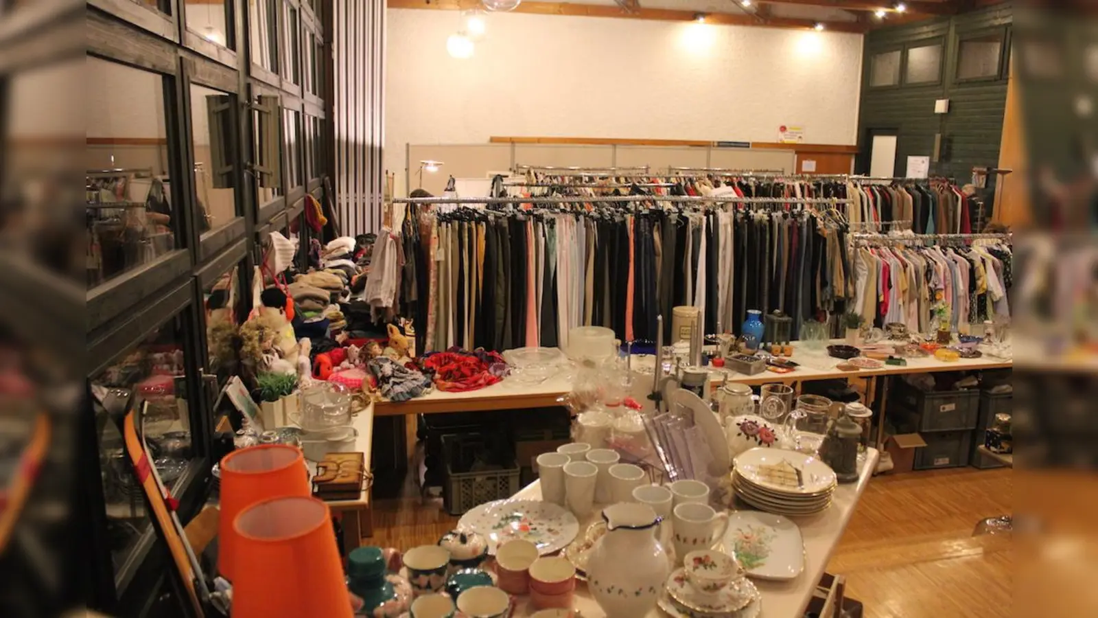 Beim Lions-Basar im evangelischen Gemeindezentrum findet man jede Menge tolle Schnäppchen. Der Erlös kommt einem sozialen Zweck zu Gute.  (Foto: hw)