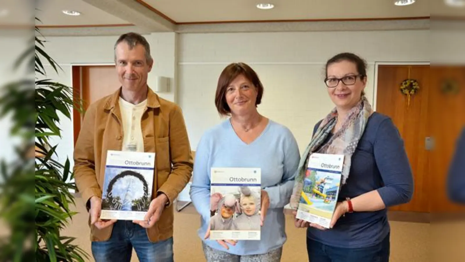 Die Gewinner mit ihren favorisierten Titelbildern (v.l.): Norbert Weigl (Nr. 93), Monika Schäfer (Nr. 19) und Anett Eulitz (Nr. 34).  	 (Foto: MO)
