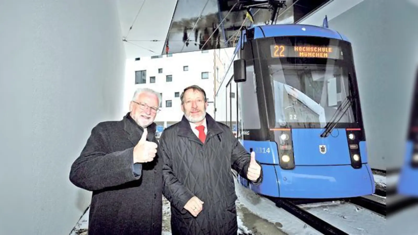 Michael Kortstock, Präsident der Hochschule München (r.) und MVG-Chef Herbert König nahmen die neue Wendeanlage am ersten Betriebstag der Tram 22 selber in Augenschein. 	 (Foto: SWM)