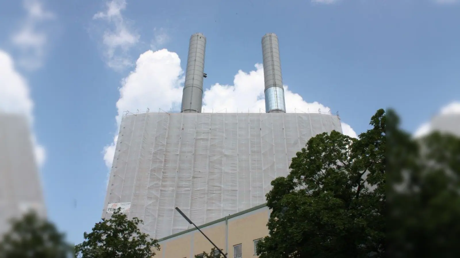 Kurz vor der Enthüllung: das Kare Kraftwerk an der Drygalski-Allee 25. (Foto: DS)