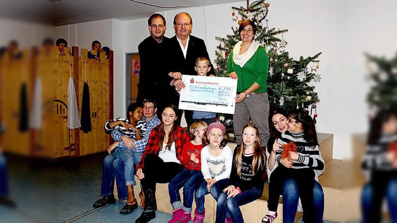 Im Beisein von Kindern und Betreuer übergaben Reimer Rohwer, Vorsitzender des Lions-Hilfswerkes, und sein Sohn einen Scheck über 1.500 Euro an Sabine Refle (re.) von der Lebenshilfe Unterhaching.	 (Foto: privat)