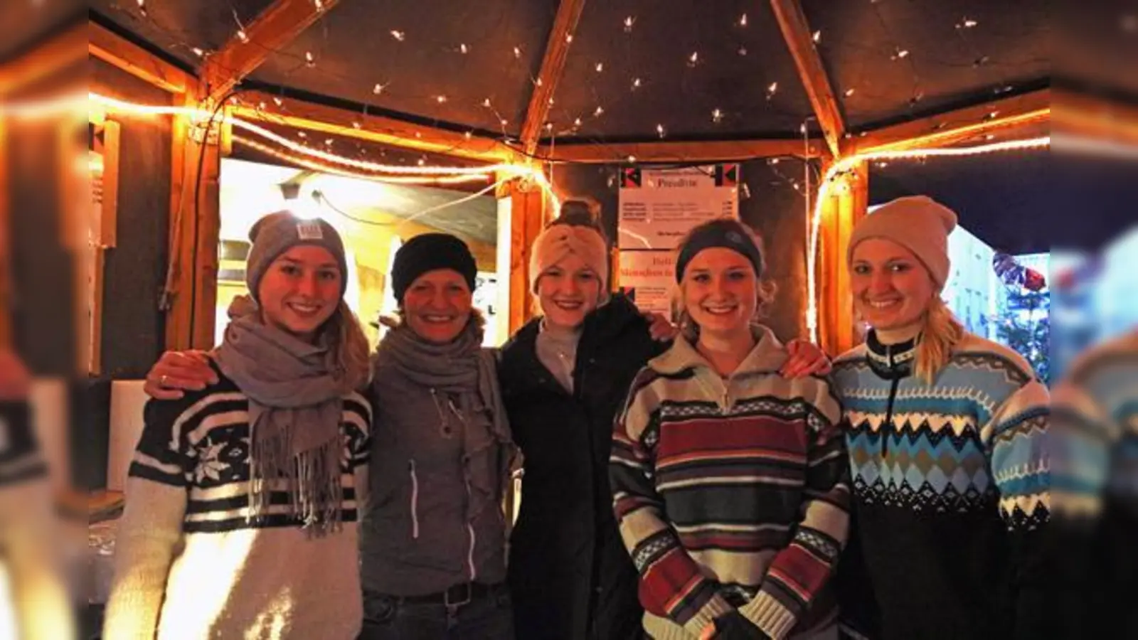 Auch der Dienst hinter dem Tresen des Glühweinstands der Kolpingsfamilie auf dem Ebersberger Christkindlmarkt führt jung und alt zusammen und macht sichtlich Spaß.  (Foto: ©Kolpingsfamilie Ebersberg)