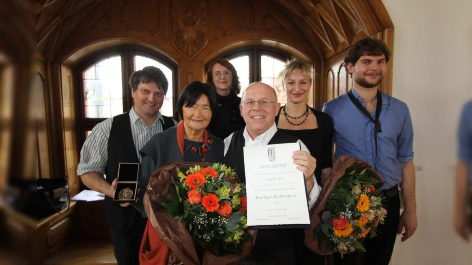 Die Preisträger 2014:Berhard Gruber, Malerin Irene Bauer-Conrad, Jürgen Kirner, Bianca Bachmann und Berni Filser (v.l.) mit Maria Osterhuber-Völkl (dahinter) vom Verein Pasinger Mariensäule. (Foto: us)