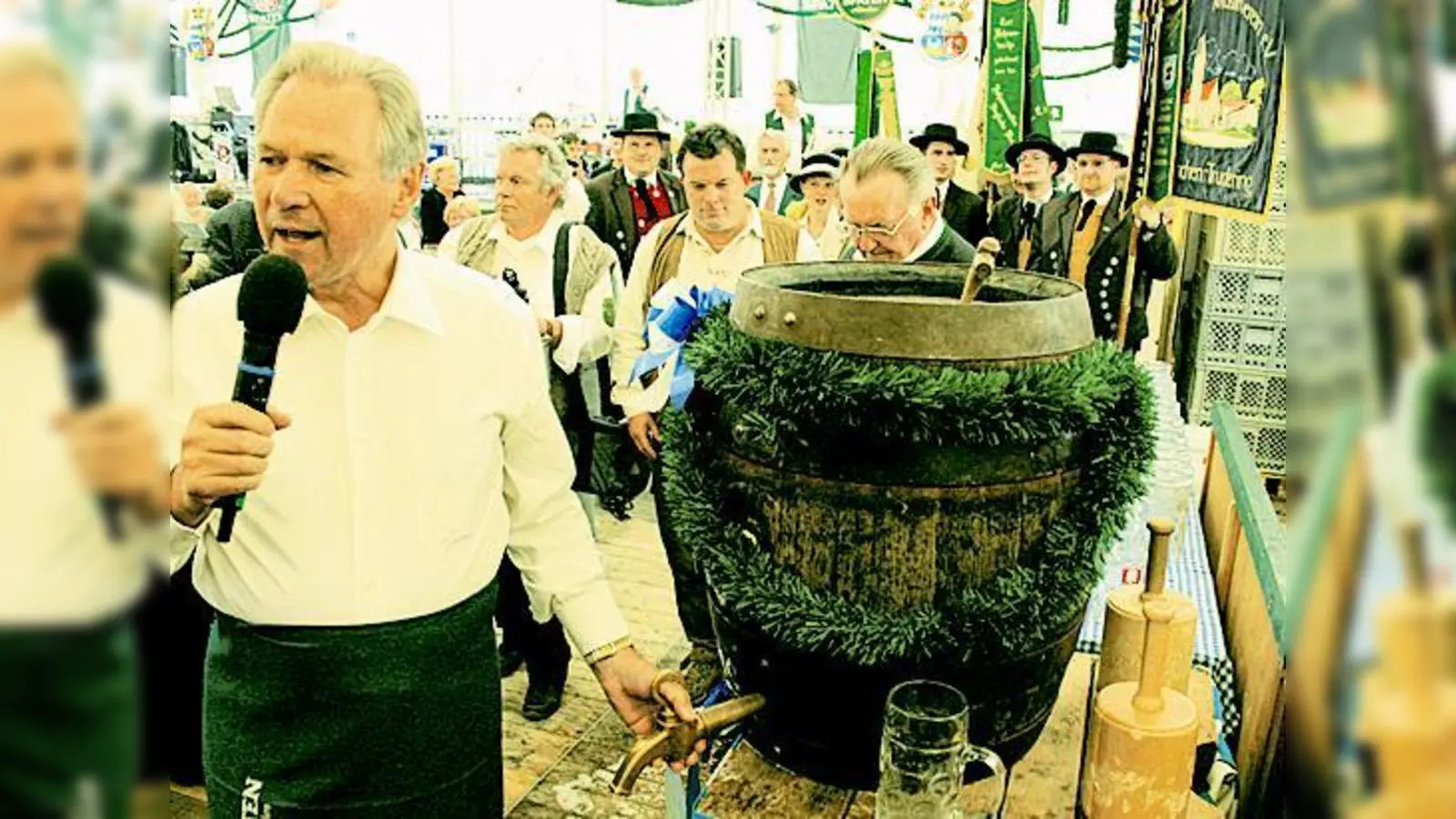 Hermann Memmel musste beim Anzapfen für Helmut Schmid einspringen.  (Foto: Hirt)