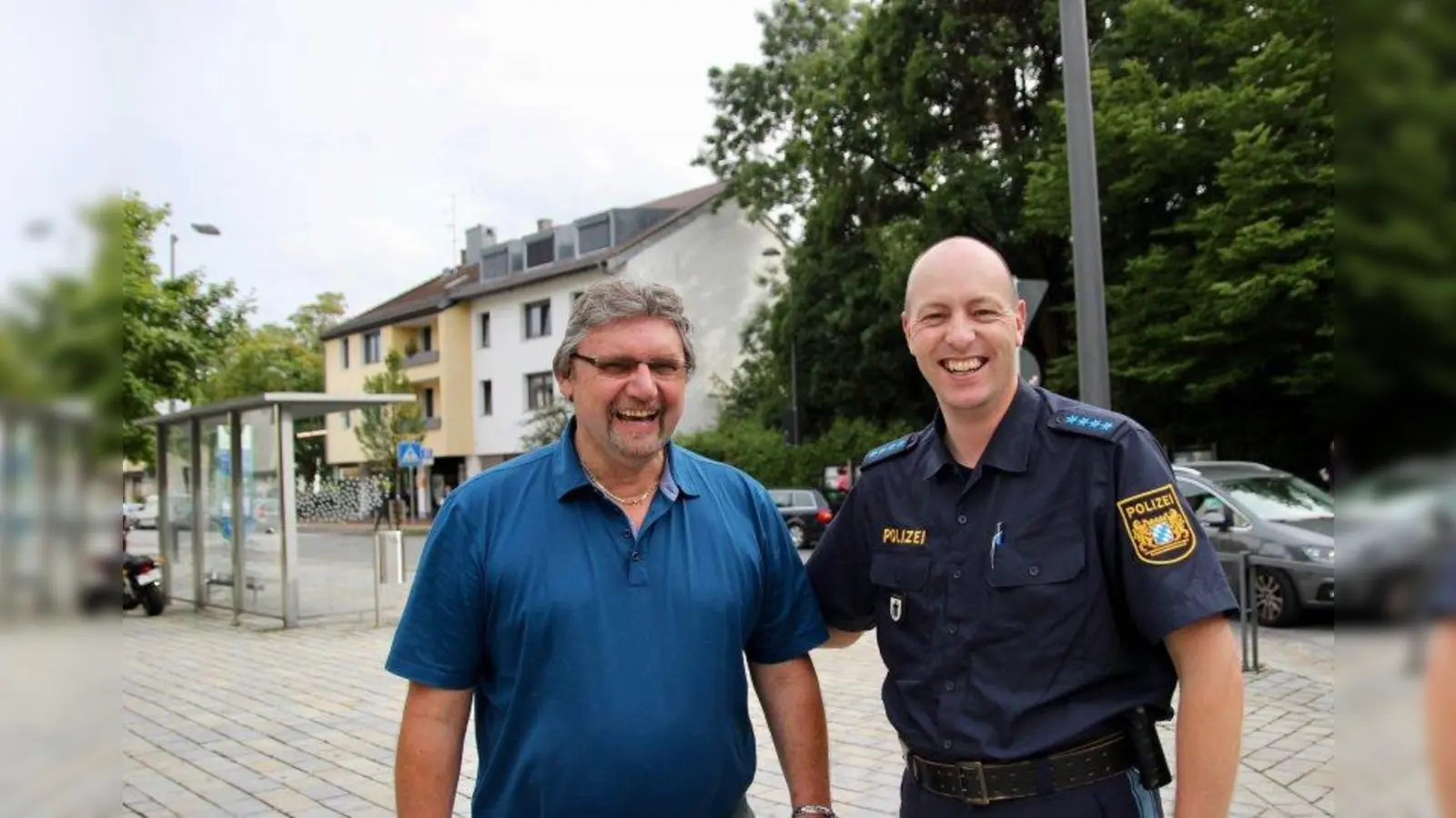 Dienstwechsel: Udo Wenisch (links) war über 25 Jahre lang Kontaktbeamter in Gräfelfing. Nun geht er in den Ruhestand und überlässt Georg Anner die Sorge um Ordnung und Sicherheit in Gräfelfing. (Foto: us)