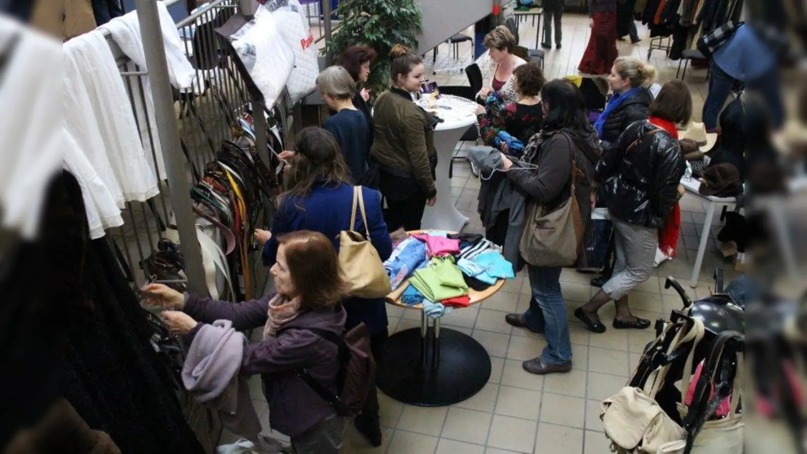 Bekleidung für jung bis alt kann auf dem Rotary-Flohmarkt erworben werden. (Foto: pi)
