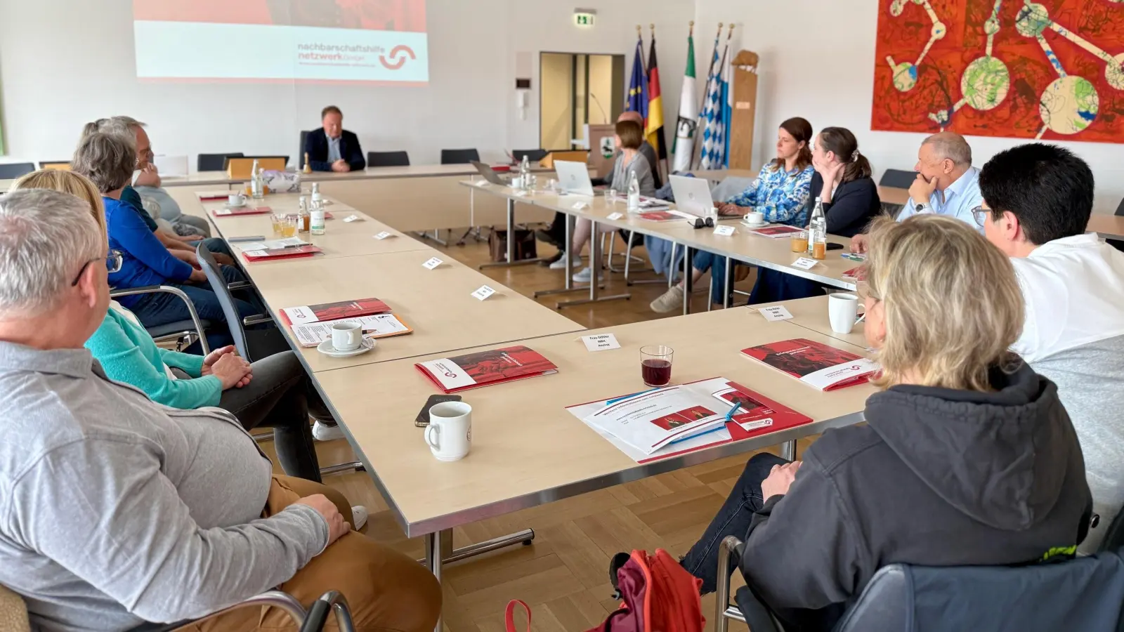 Kürzlich haben sich die Nachbarschaftshilfen im Landkreis unter Vorsitz von Landrat Robert Niedergesäß ein gemeinsames Netzwerk gegründet. (Foto: NbH Vaterstetten)