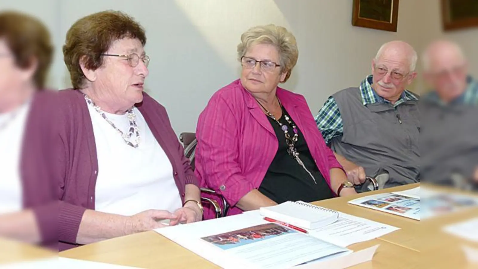 Die beiden Urgesteine der Lebenshilfe, Edeltraud Huber (links) und Hans Hintermaier mit der Behindertenbeauftragten des Landkreises Erding, Ruth Preuße.  (Fotos: bb)