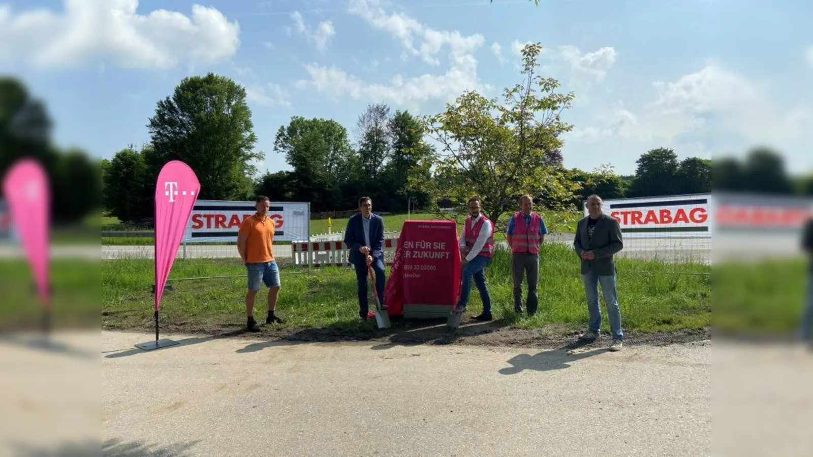 Für den Spatenstich zum Breitbandausbau für den Peißenberger Außenbereichen kamen (von links) Florian Elling (Bauleiter der Firma Strabag), Frank Zellner (Peißenbergs 1. Bürgermeister), Tobias Kühn und Klaus-Dieter Strauß (beide Vertreter der Deutschen Telekom) sowie Erich Gehrmann (Peißenbergs Standortförderer) zusammen. (Foto: Markt Peißenberg)