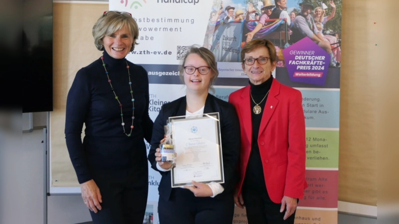 Andrea Hanisch, Vorsitzende Zukunft trotz Handicap e.V.; Clara Feiler, Absolventin und Friederike Steinberger, Stellvertr. Bezirktagspräsidentin. (Foto: ZtH)