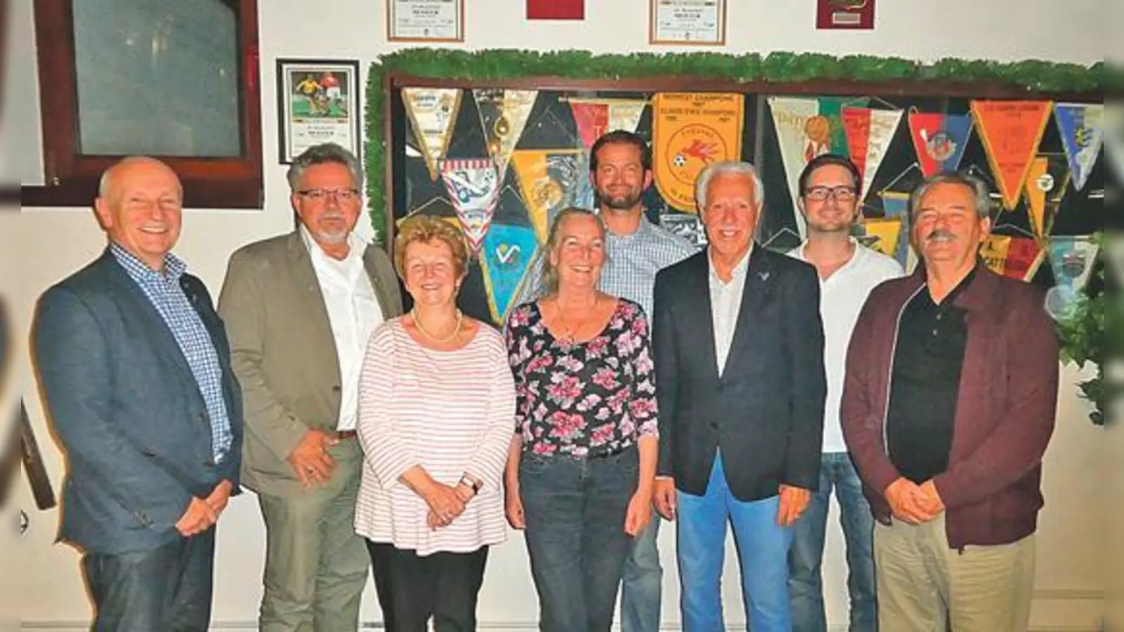 Neugewählter Vorstand: Karl-Richard Schenk, Kurt Damaschke, Gertraud Vetter, Gerlinde Lehmpfuhl, Bernhard Mathias, Norbert Kreitl, Michael Trippold und Helmar Kolb (v.l.n.r.).	 (Foto: SVN)