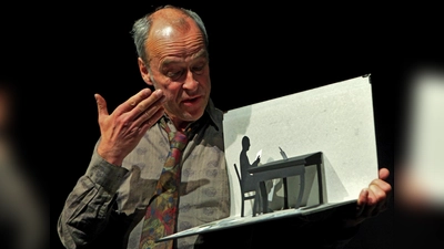 Mit einem ungewöhnlichen Bühnen-Bilder-Vortrag blickt der Künstler Jörg Baesecke am 8. Mai auf das vergangene Jahrhundert zurück. (Foto: KleinsteBühne)